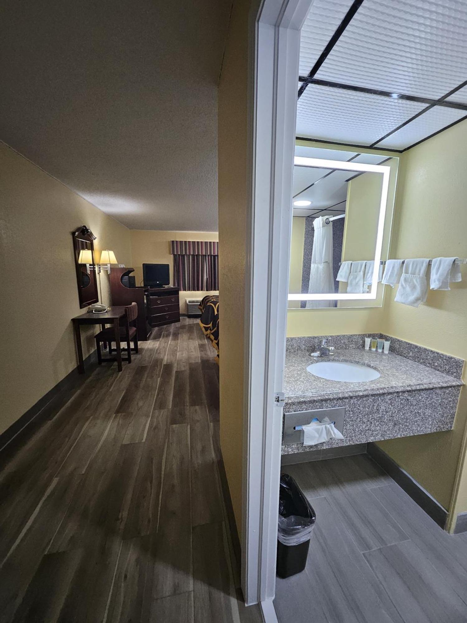 Hotel Super 8 By Wyndham Clinton Zewnętrze zdjęcie